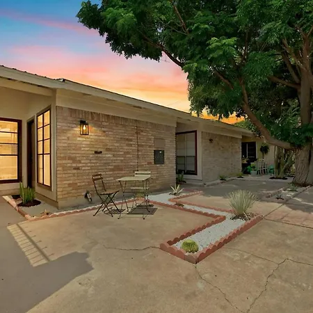 Artist Retreat By Soco - Sleeps 4 - Free Parking Apartment